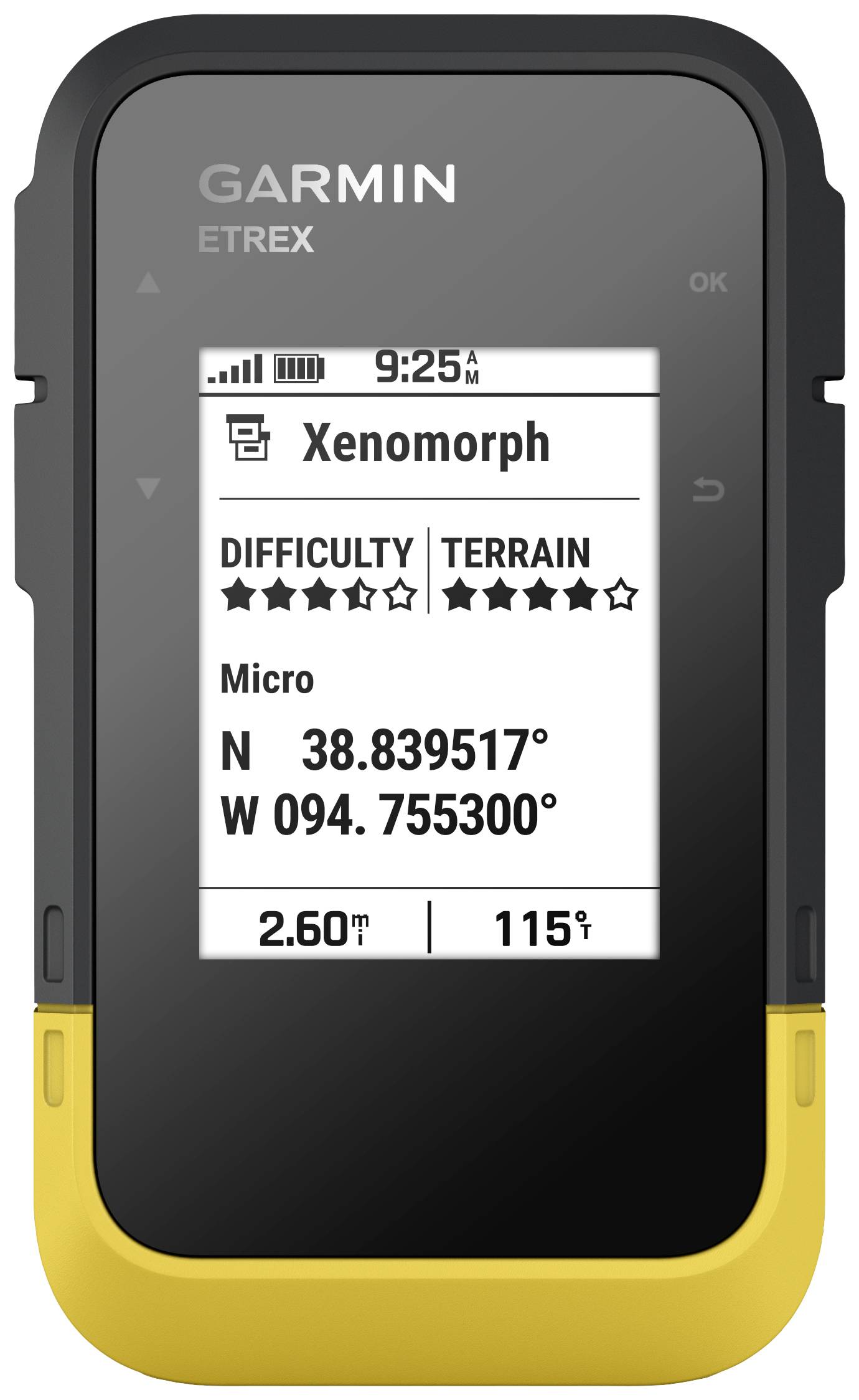 Ein gelbes Garmin eTrex GPS-Gerät zeigt Details eines Geocaches namens 'Xenomorph' mit Schwierigkeitsgrad 2 und Gelände 3,5. Koordinaten: N 38.839517°, W 094.755300°.