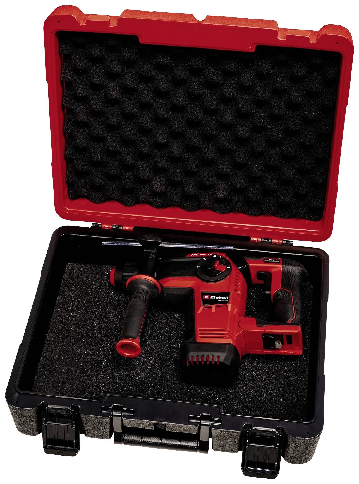 Ein roter Bohrhammer mit schwarzem Griff, sicher im schwarzen Hartschalenkoffer mit Schaumstoffeinlage verstaut, aufrecht stehend.