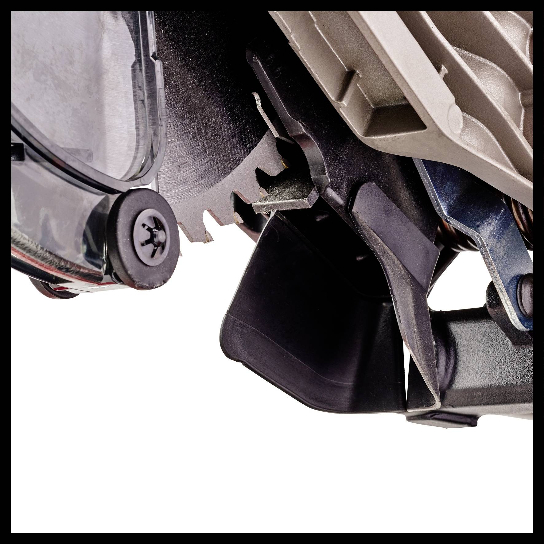 Nahaufnahme einer Kreissäge mit sichtbarer Klinge und Schutzabdeckung.