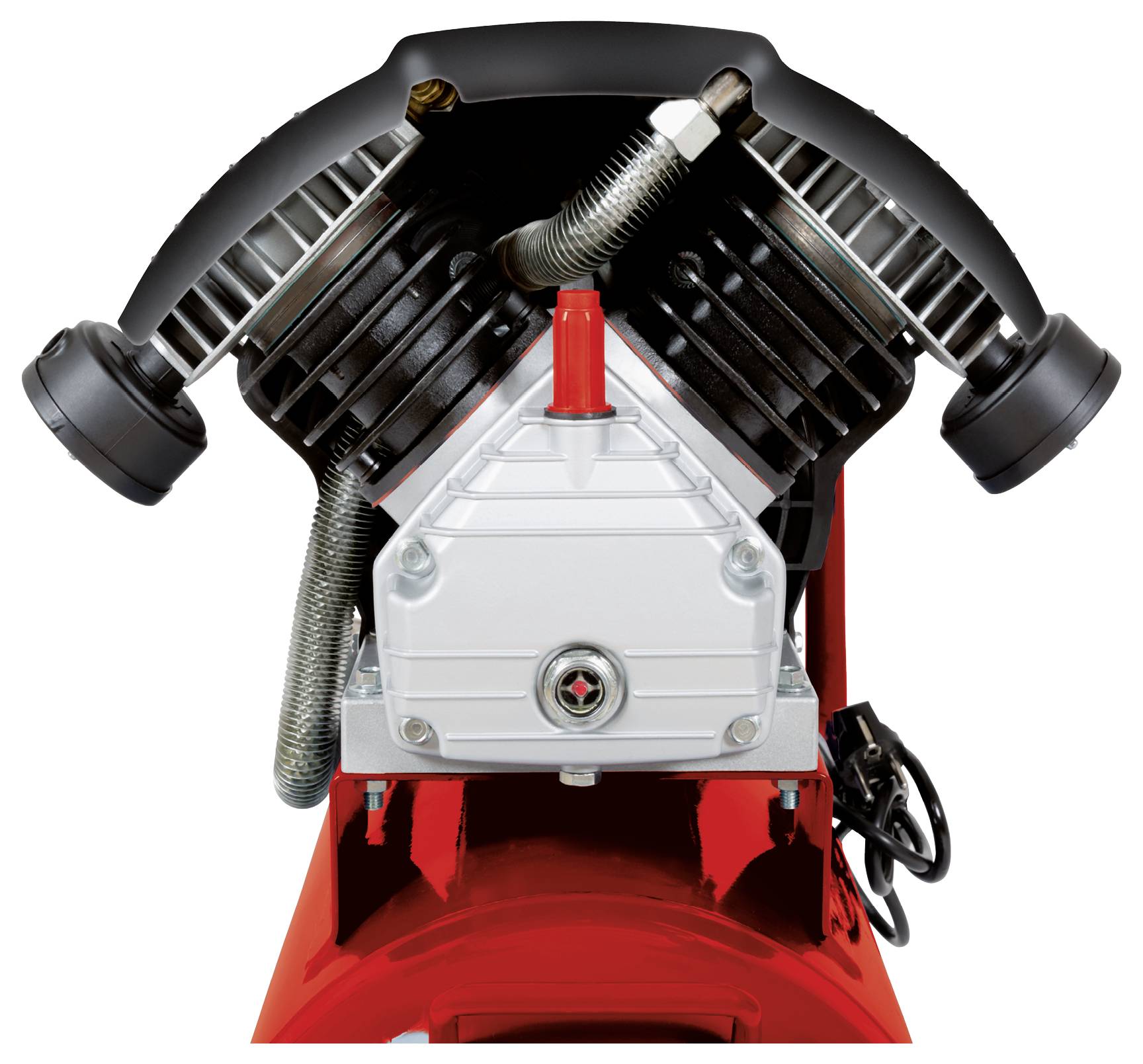 Frontansicht eines V-Twin-Motors, der auf einer roten Maschine montiert ist, mit sichtbaren schwarzen Zylindern, Kühlrippen, Schläuchen und Ansaugröhren.