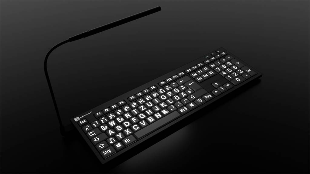 Schwarze Tastatur mit weißen, leuchtenden Tasten auf dunklem Hintergrund. Eine flexible, leuchtende Lampe ist an der Tastatur befestigt.