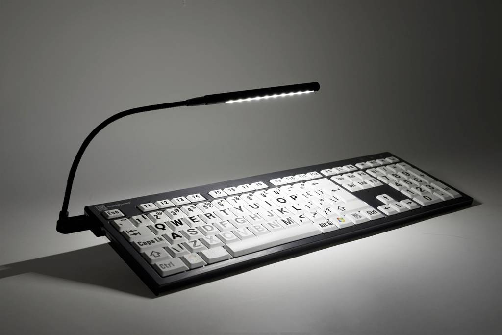 Großtastatur mit LED-Licht, ideal für Personen mit Sehbehinderung. Tasten sind weiß mit schwarzer Schrift, leicht erkennbar.