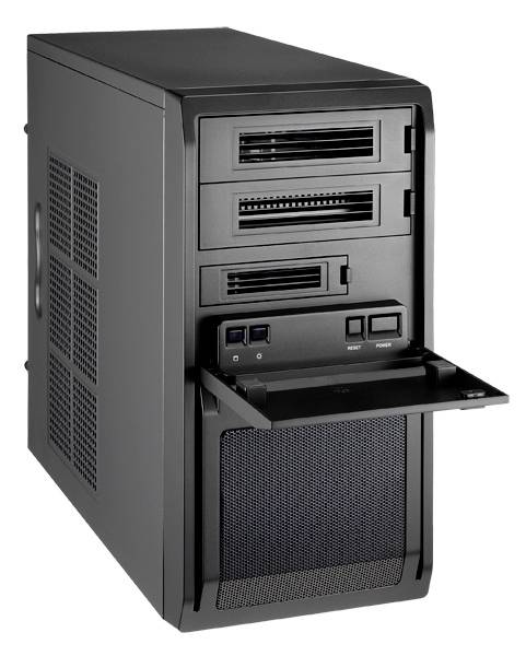 Ein schwarzer Desktop-Computer-Tower mit geöffnetem CD-Laufwerk vorne. Drei Laufwerksschächte und Lüftungsschlitze sind sichtbar.