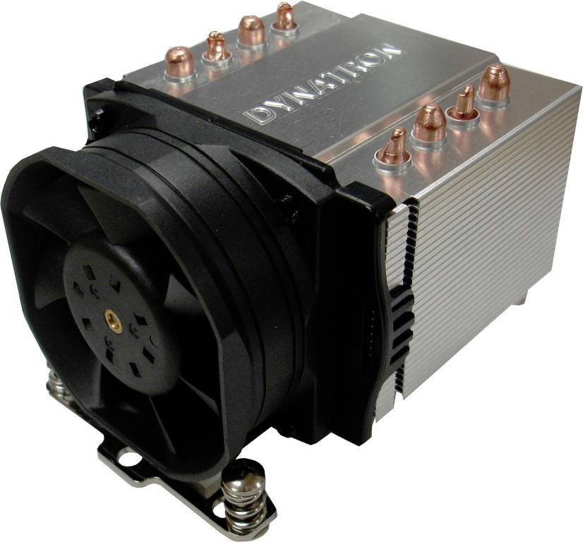 Großer Kühlkörper mit Lüfter, mehrere Kupfer-Heatpipes sichtbar. Designed zur Kühlung von Computerprozessoren.