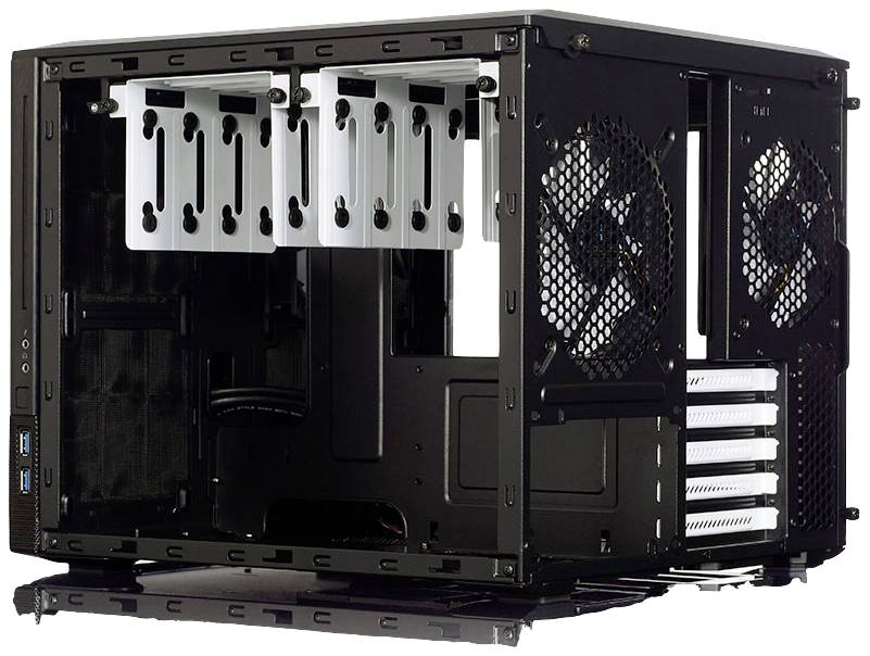 Schwarzes Computergehäuse mit geöffneten Seiten und sichtbaren Lüftern und Einschüben für Festplatten. Innenraum bietet Platz für Hardwarekomponenten.