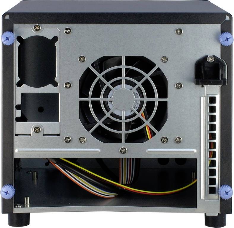 Rückseite eines Computergehäuses mit Lüfter, Steckplatz für Erweiterungskarten und Kabelanschlüssen.