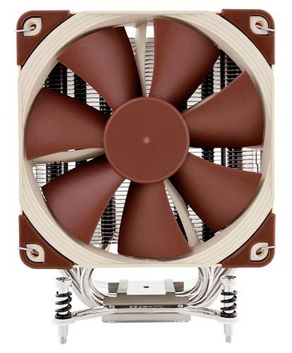 CPU-Kühler mit großem, braunem Lüfter, montiert auf silbernem Kühlkörper mit Federn und Schrauben zur Befestigung auf einem Computer-Motherboard.
