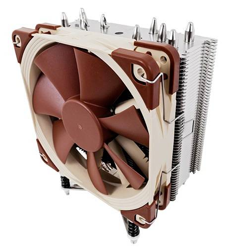 Lüfterkühler mit braunen Ventilatoren und silbernen Kühlrippen, entworfen zur Kühlung von Computerprozessoren.