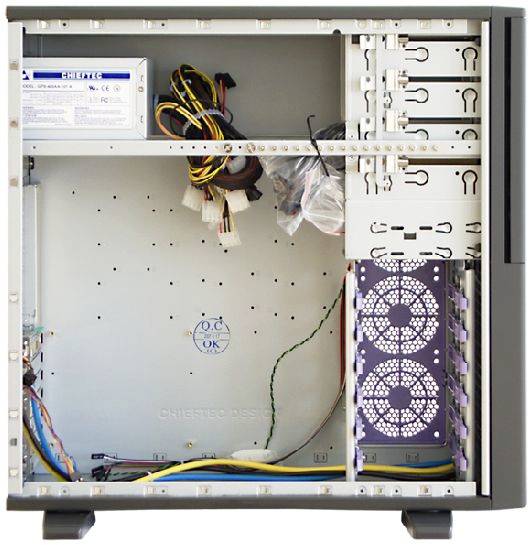 Offenes Computergehäuse mit sichtbaren Kabeln und Lüfterplätzen, zeigt die Anordnung für den Einbau von Komponenten in einen PC.