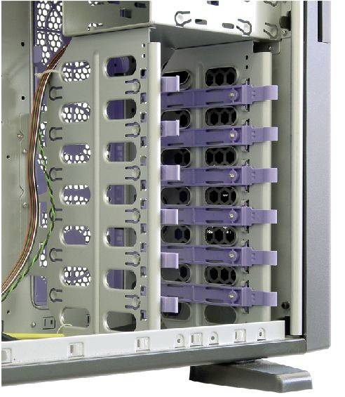 Ein offenes Computergehäuse mit sichtbaren Festplattenrahmen und Kabeln. Es zeigt die interne Struktur zur Aufnahme von Hardwarekomponenten.