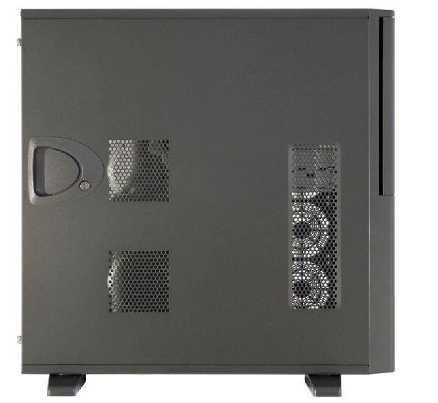 Ein schwarzes Computergehäuse mit Lüftungsgittern an der Seite, geeignet für Desktop-PCs, zeigt einen funktionalen und schlichten Stil.