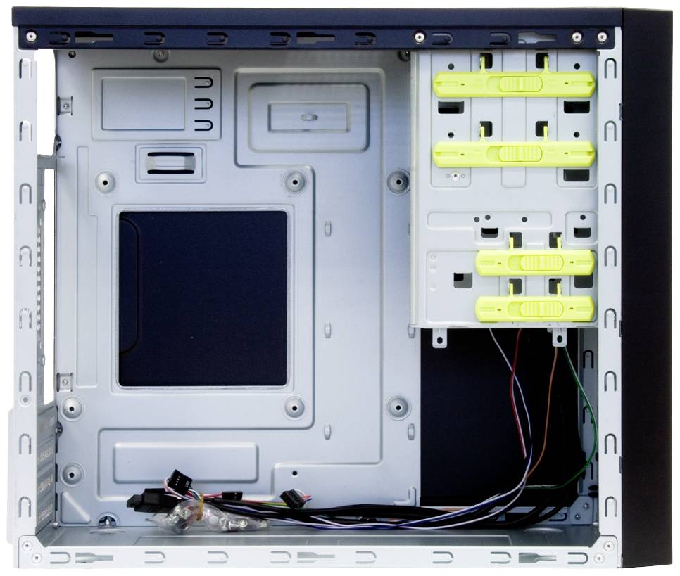 Innenansicht eines leeren Computergehäuses mit sichtbaren Festplatteneinschüben und Kabeln, bereit für Komponenteninstallation.