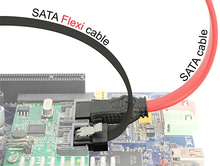 'Motherboard mit angeschlossenem schwarzen und roten SATA-Kabel, das die Datenübertragung symbolisiert.'