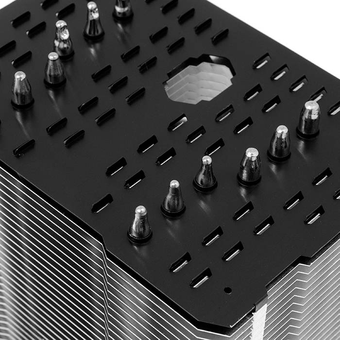 Großer CPU-Kühler aus Metall mit mehreren dünnen, lamellenartigen Schichten und dunklen Kühlstiften zur Wärmeableitung.