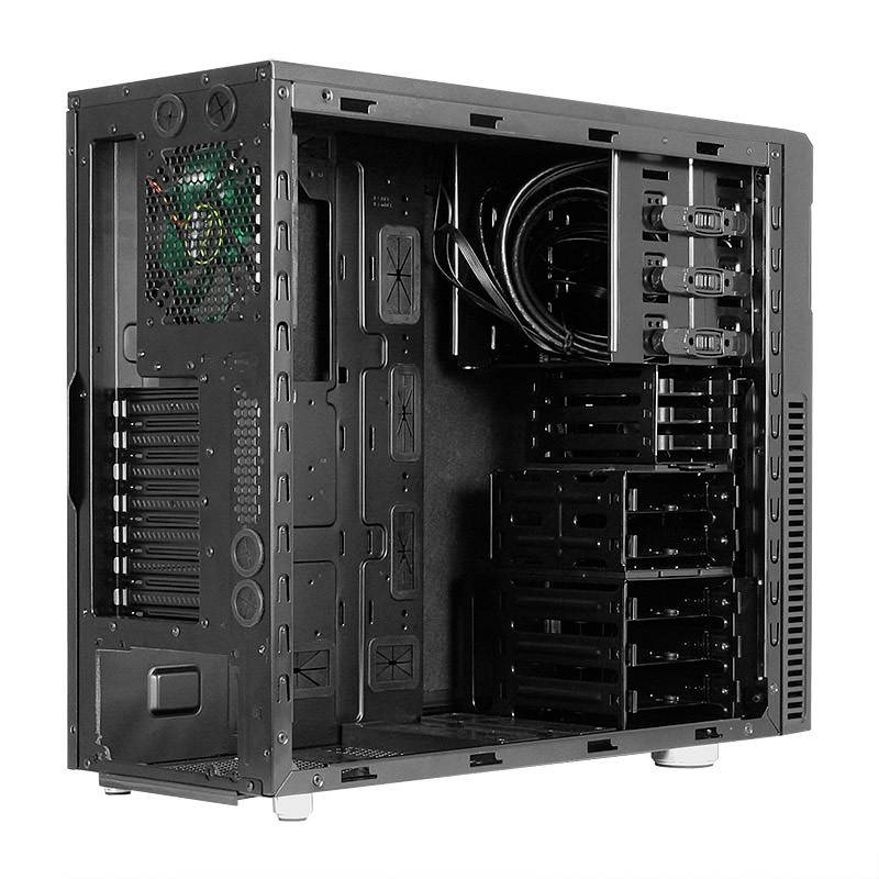 Leeres Computergehäuse mit mehreren Laufwerksschächten und Lüfteröffnung. Geeignet zur Montage von Computerkomponenten.