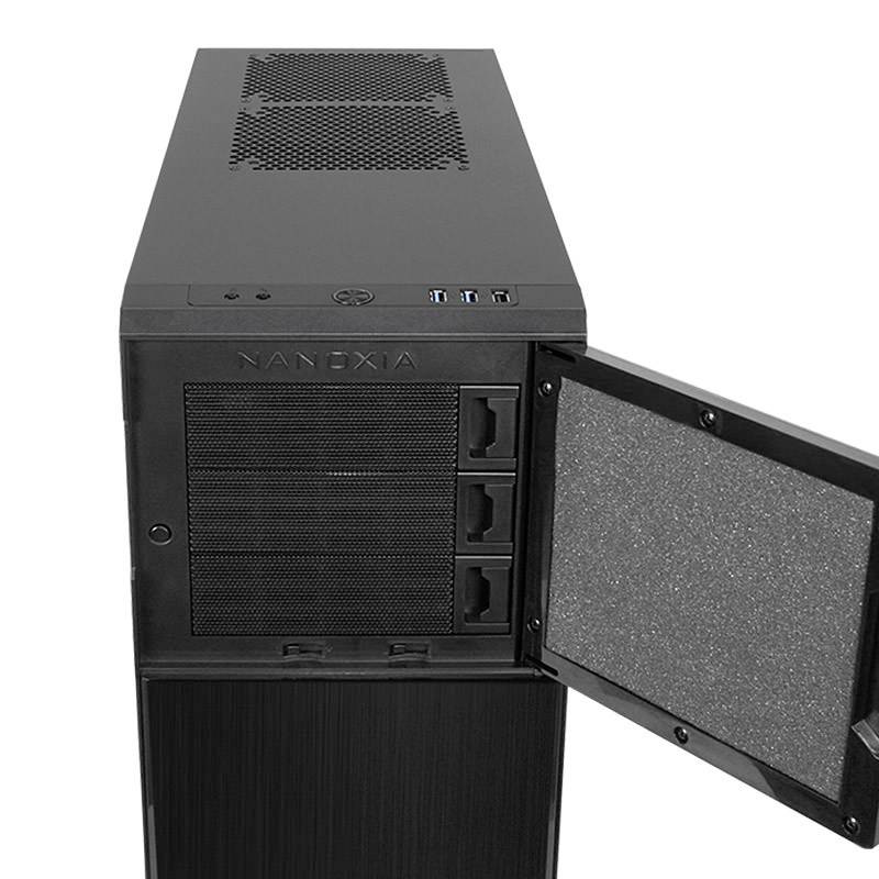 Schwarzes Computergehäuse mit geöffneter Seitenwand. Sichtbar sind Lüftungsschlitze und USB-Anschlüsse oben, sowie eine Dämmung innen.