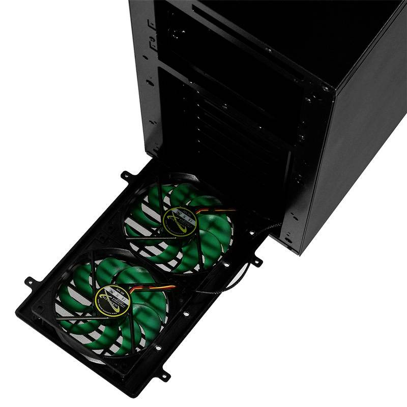 Ein schwarzes Computergehäuse mit herausgenommenem Lüftereinsatz. Zwei grüne Lüfter zur Kühlung sind sichtbar.