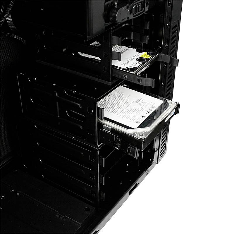 'Ein offenes Computergehäuse mit zwei installierten Festplatten. Kabel und Anschlüsse sind zu sehen. Die Festplatten sind in Halterungen montiert.'