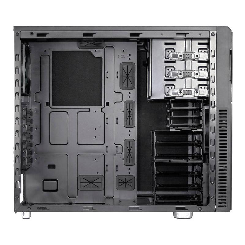 Ein leeres Computergehäuse in Schwarz, geöffnet, zeigt Halterungen für Laufwerke, Kabelmanagementoptionen und Belüftungsschlitze.