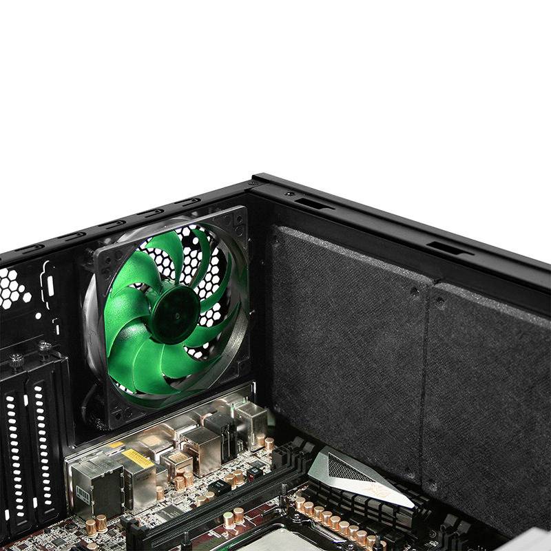 Ein geöffneter Computer mit sichtbarem Hauptplatine und grünem Lüfter, der zur Kühlung beiträgt. Links sind Anschlüsse für Komponenten zu sehen.