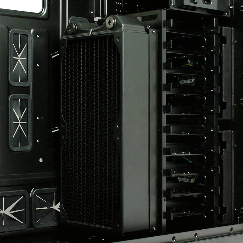 Ein Computergehäuse mit einem eingebauten Lüfter und mehreren Festplattenschächten. Der Lüfter ist groß und schwarz, für Kühlung.