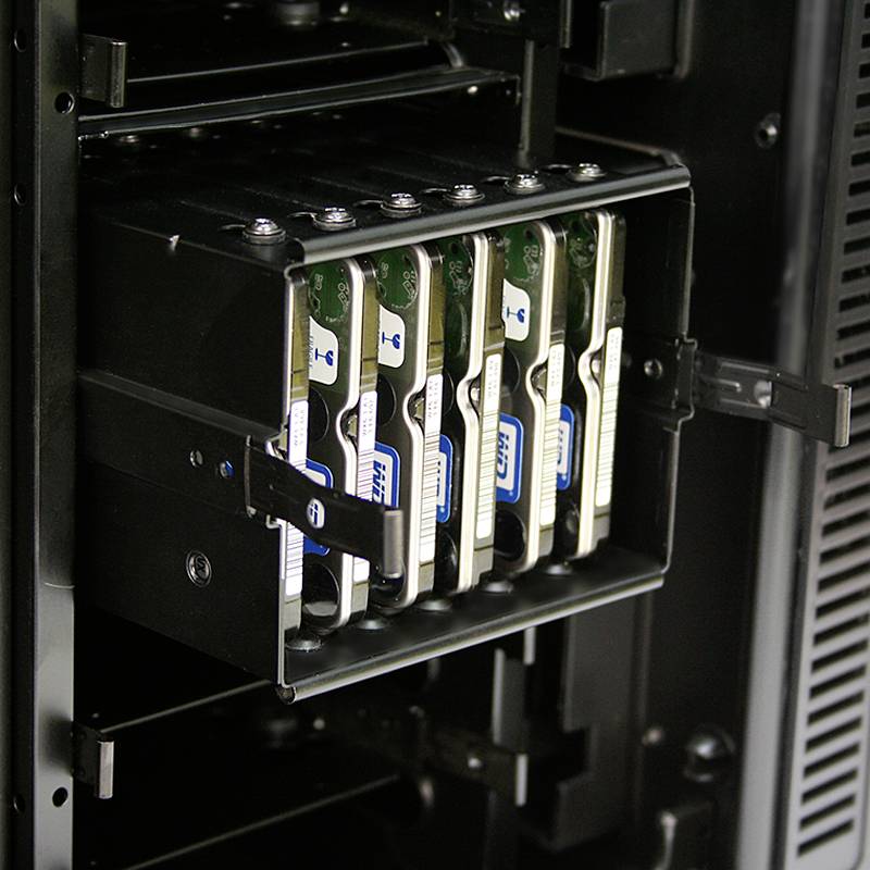 Mehrere Festplatten sind in einem Servergehäuse montiert, was eine große Speicherkapazität für Daten ermöglicht.