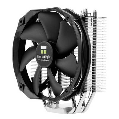 Ein schwarzer Lüfter von Thermalright ist an einem silbernen Kühlkörper montiert. Links befindet sich das Firmenlogo auf dem Lüfter.