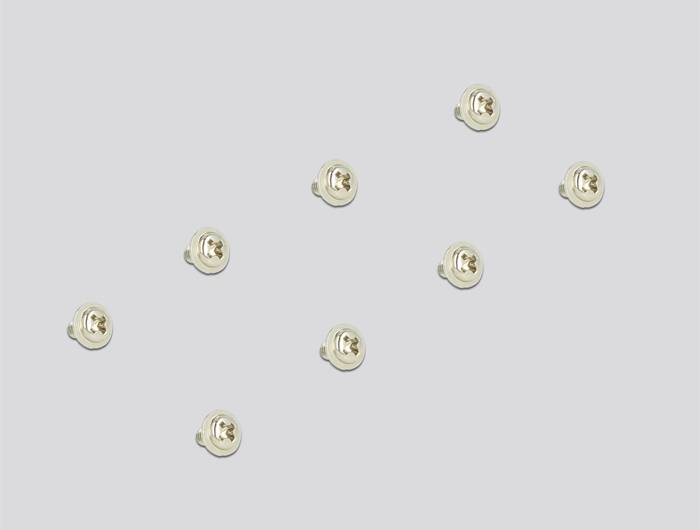 Acht goldene Ohrrückteile gleichmäßig auf hellgrauem Hintergrund verteilt.