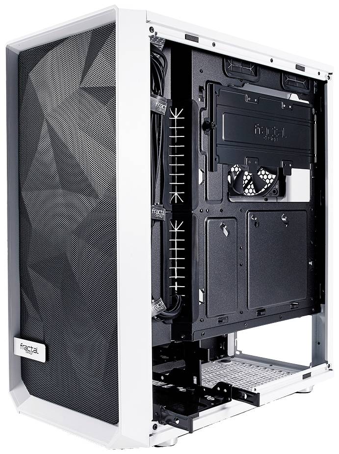 Ein leeres Computergehäuse in Weiß mit einem offenen Seitenteil. Kabelmanagement-Funktionen und ein Mesh-Frontpanel sind sichtbar.