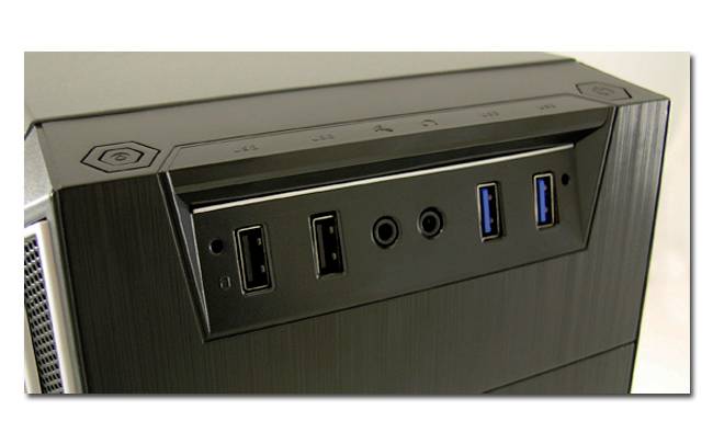 Vorderseite eines schwarzen Computergehäuses mit Anschlüssen: zwei USB-Anschlüsse, zwei Audiobuchsen und zwei USB-3.0-Anschlüsse.