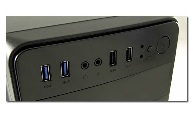 Computer-Gehäuse mit Vorderansicht, zwei USB 3.0-Ports, zwei USB 2.0-Ports, Audioanschlüssen und einem Power-Button.