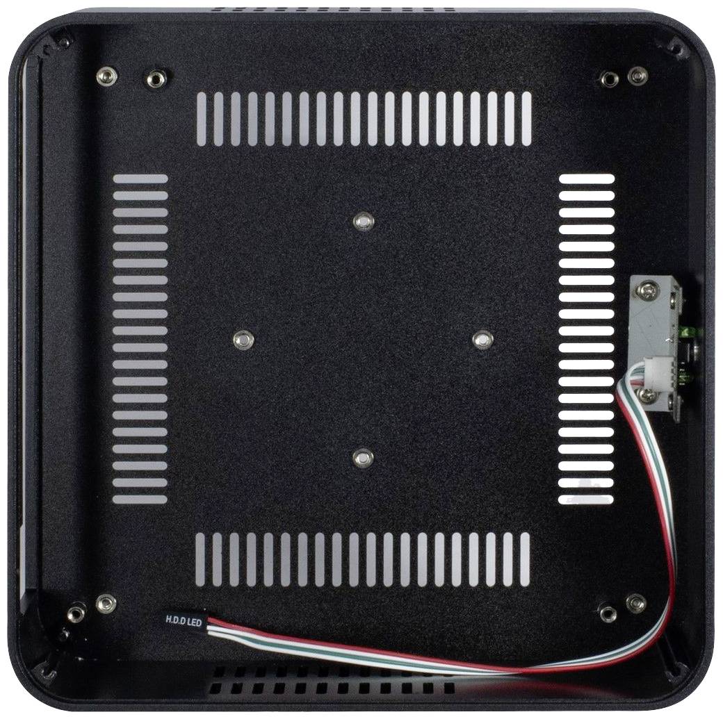 Schwarzer, quadratischer Metallrahmen mit Schlitzen und Schraubenlöchern, zeigt die Innenansicht eines Computergehäuses ohne Komponenten.
