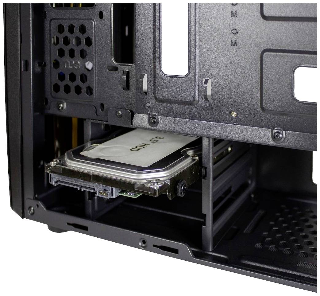 Eine Festplatte in einem Computergehäuse, montiert in einem Schacht. Links Lüftungsgitter, rechts Kabelzuführung.