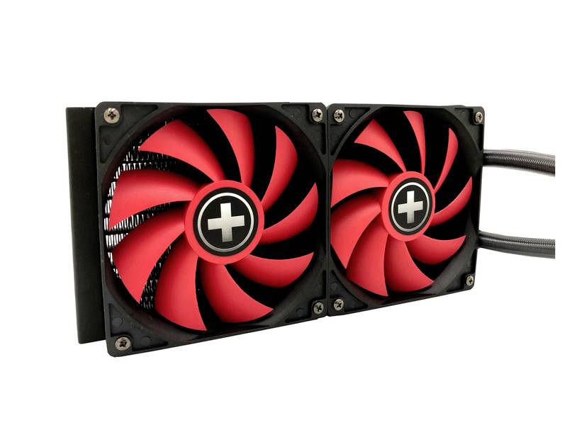 Ein Computerlüfter mit zwei rotierenden, rot-schwarzen Rotoren und einem markanten '+'-Symbol in der Mitte, montiert in einem rechteckigen Rahmen.