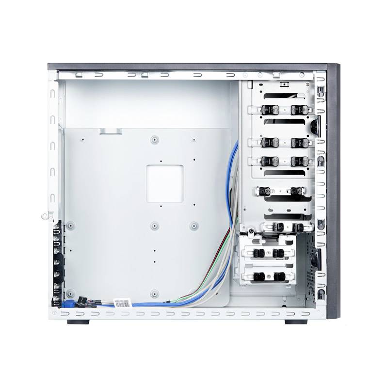 Offener Computergehäuse mit mehreren Festplatteneinschüben und Kabeln im Inneren. Links Platz für das Motherboard.