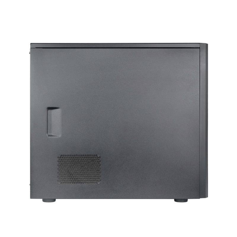 Ein schwarzes Computergehäuse mit glatter Oberfläche, seitlich gesehen. Es hat eine kleine Lüfteröffnung unten links.