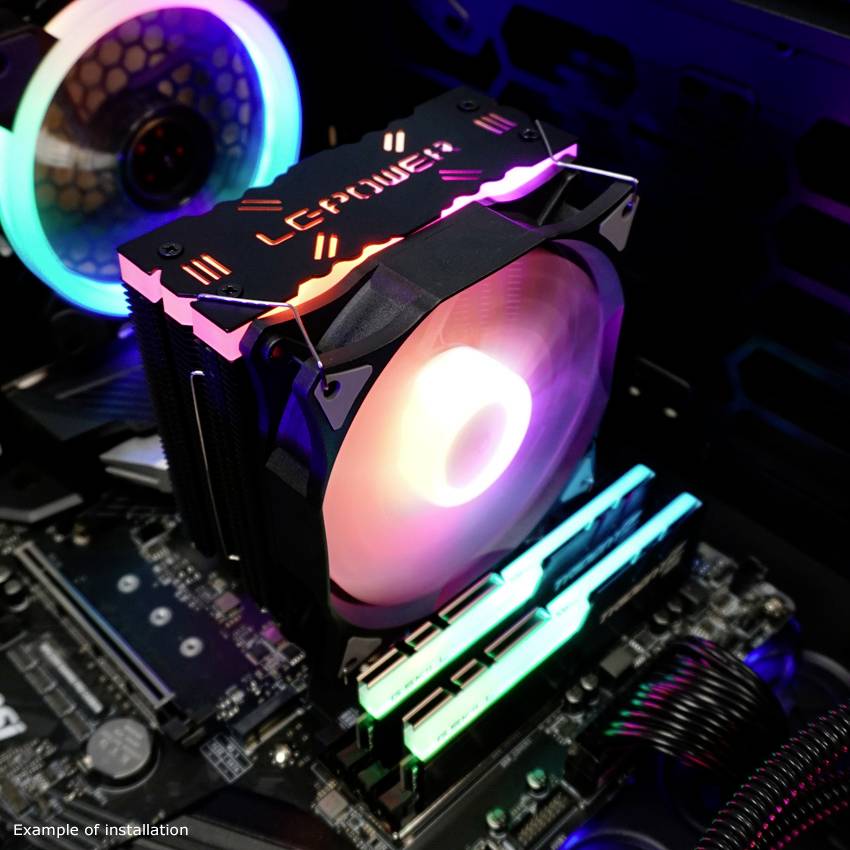 Blick auf ein geöffnetes Computergehäuse mit einem großen Prozessorkühler und beleuchteten Lüftern auf einem Motherboard.