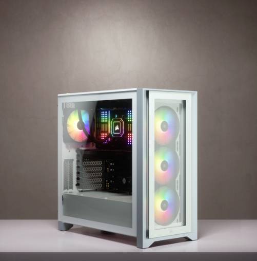 Weißes PC-Gehäuse mit transparentem Seitenteil zeigt RGB-beleuchtete Lüfter und Komponenten auf einem rosafarbenen Tisch.