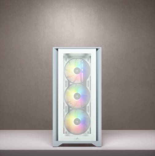 Ein moderner Computergehäuse-Tower mit drei leuchtenden, bunten Ventilatoren in einem schlichten Raum.