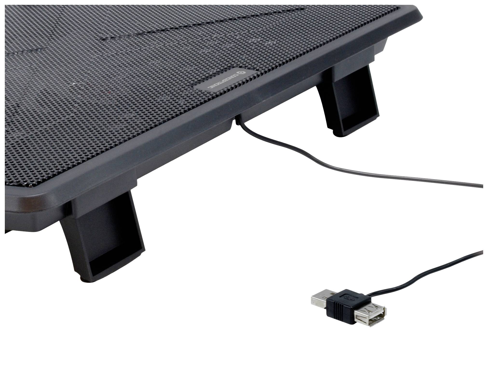 Laptop-Kühlpad mit geneigter Oberfläche und Standfüßen. Ein USB-Kabel ist angeschlossen, um den Lüfter mit Strom zu versorgen.