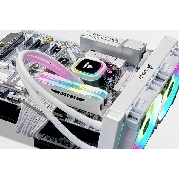 Die Abbildung zeigt das Innere eines PCs mit einer weißen Hauptplatine, bunt beleuchteten RAM-Modulen und einem Wasserkühlungssystem.