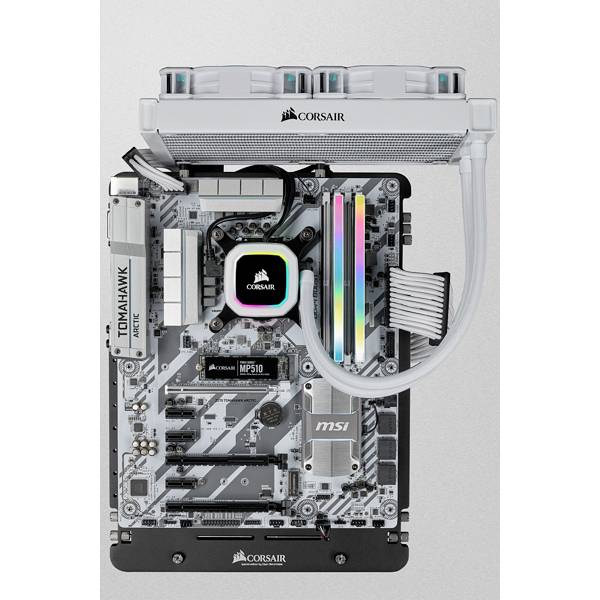 Ein Computer-Mainboard mit eingebautem CPU-Kühler und farbiger RGB-Beleuchtung. Marke 'MSI' und Kühler 'Corsair' sichtbar.
