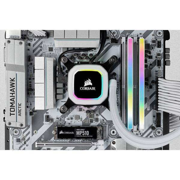 Motherboard mit markierten RGB-LEDs auf RAM-Modulen und CPU-Kühler von Corsair; Modell TOMAHAWK ARCTIC, erkennbar an Beschriftung.