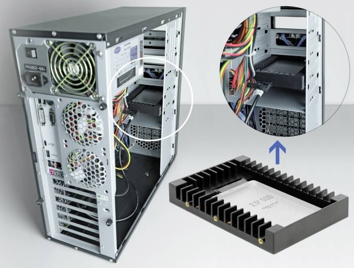 Ein geöffneter Computergehäuse zeigt Kabel und Lüfter; ein Vergrößerungseinsatz hebt eine SSD-Halterung hervor; darunter liegt eine SSD.