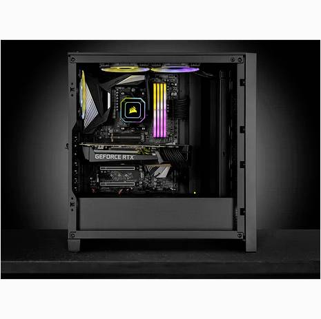 Ein geöffneter Computer-Tower mit sichtbaren Komponenten, darunter ein GeForce RTX Grafikprozessor und leuchtende RGB-Elemente.