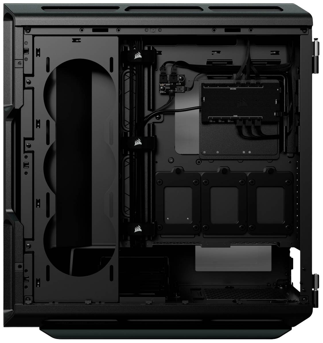 Schwarzes Computergehäuse mit offener Seitenwand zeigt Innenraum mit Platz für Hardware-Komponenten, Kabelmanagement-System sichtbar.