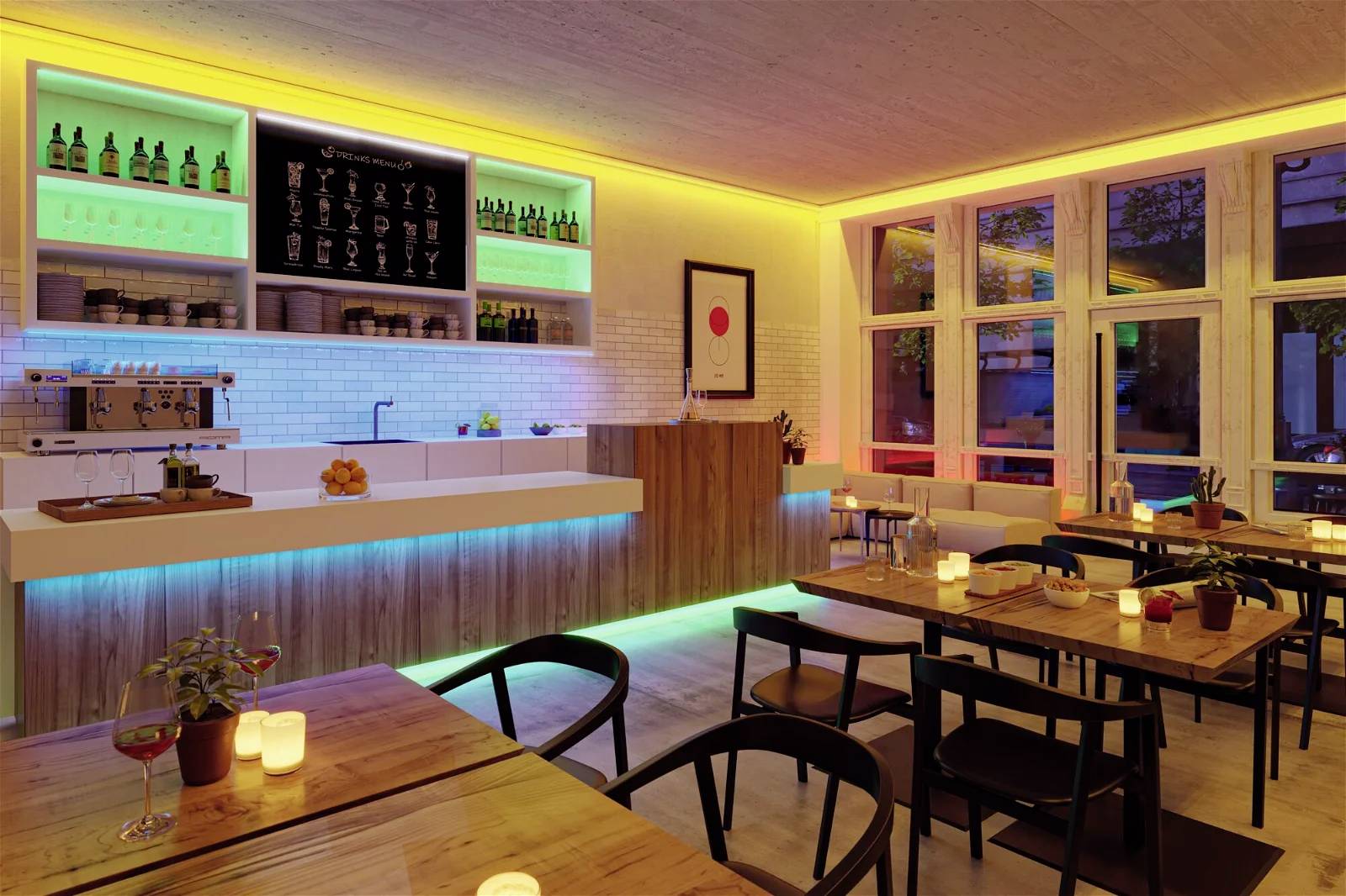 Gemütliche, moderne Bar mit Holztheke und -tischen, bunte LED-Beleuchtung und Fenster mit Blick nach draußen, Kerzen auf den Tischen.