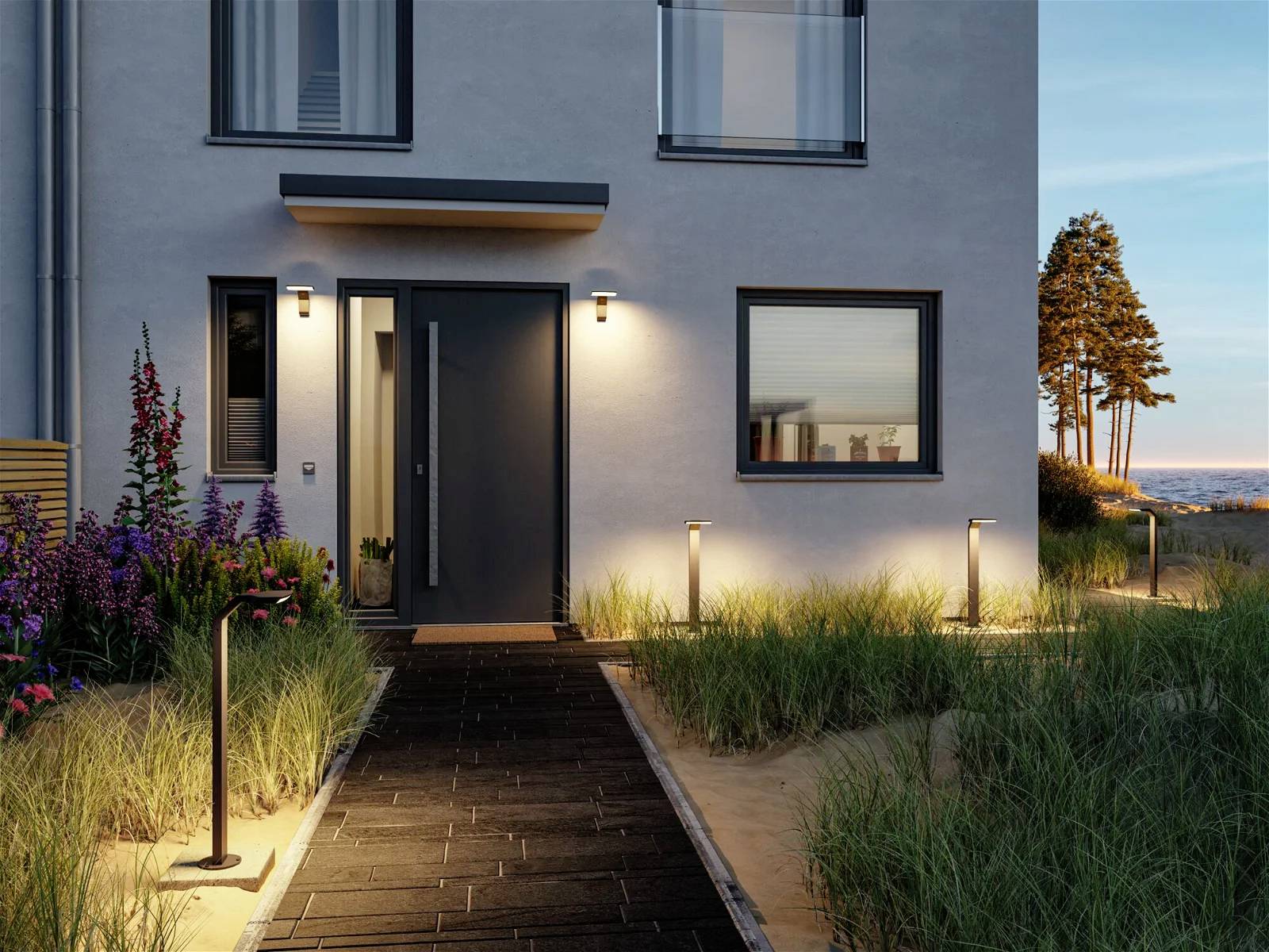 Ein modernes Haus bei Sonnenuntergang, beleuchteter Eingang mit Pflanzen und Weg, Bäume im Hintergrund, Atmosphäre ruhig und einladend.