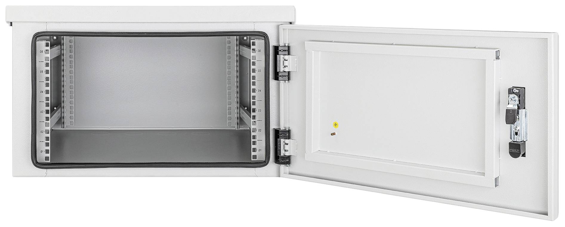 Ein offener, leerer weißer Metallschrank mit einer Tür, die rechts scharniert ist und ein Schließmechanismus sowie eine Dichtung aufweist.