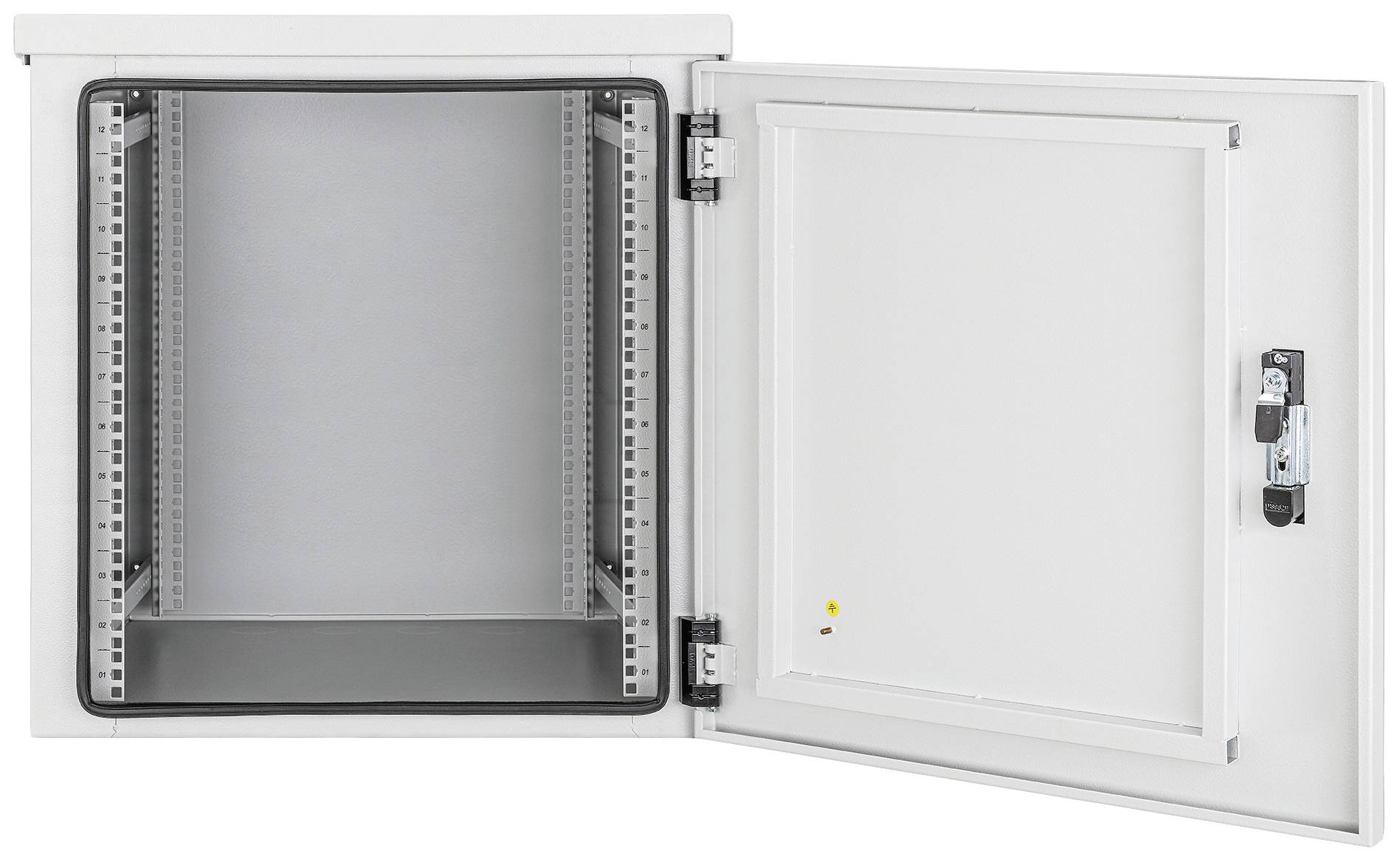 Geöffneter Netzwerkschrank aus Metall mit leeren Racks innen und abschließbarer Tür.